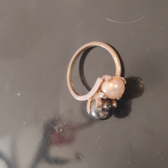 Uncas Sterling Vintage White/Black Pearl Bypass Ring Size 6 - Picture 2 of 9